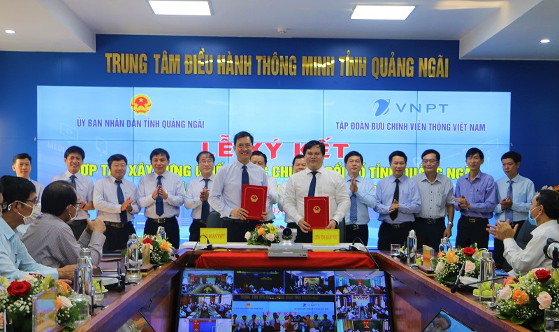 Đại diện UBND tỉnh Quảng Ngãi và Tập đoàn VNPT ký kết hợp tác