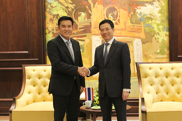Bộ trưởng Bộ TT&TT Nguyễn Mạnh Hùng và Bộ trưởng Bộ Kinh tế và Xã hội số Thái Lan Chaiwut Thanakamanusorn