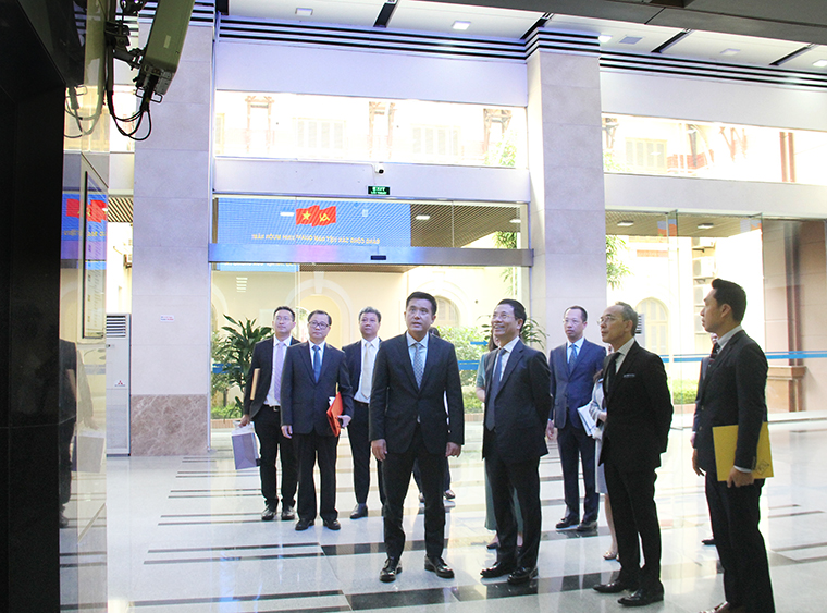 Bộ trưởng Bộ Kinh tế và Xã hội số tham quan thiết bị 5G do Việt Nam nghiên cứu sản xuất 