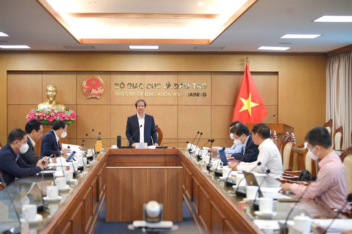 Bộ trưởng Nguyễn Kim Sơn - Trưởng Ban Chỉ đạo chuyển đổi số Bộ GD&ĐT chủ trì cuộc họp. 