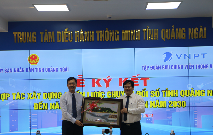 Lãnh đạo tỉnh Quảng Ngãi tặng quà lưu niệm cho Tập đoàn Bưu chính Viễn thông Việt Nam