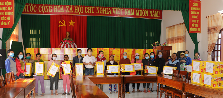 Chi đoàn Sở Thông tin và Truyền thông tặng quà cho các gia đình khó khăn ở xã Long Mai, huyện Minh Long