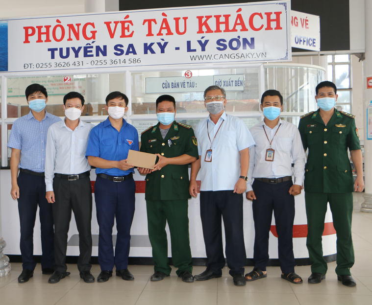 Trao tặng máy quét mã vạch QR CODE cho Cảng Sa Kỳ - Lý Sơn