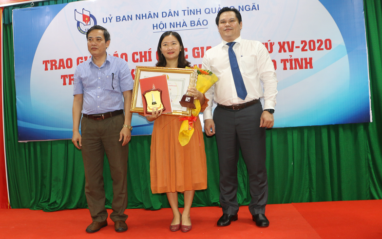Quảng Ngãi trao giải và tặng bằng khen cho nhà báo đạt giải A báo chí Quốc gia lần thứ XV