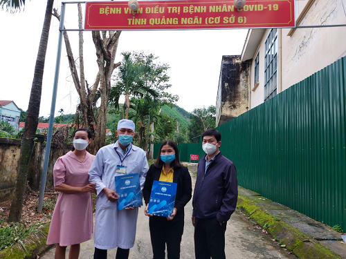 Thăm và tặng quà Bệnh viện điều trị bệnh nhân Covid-19 tại Sơn Hà