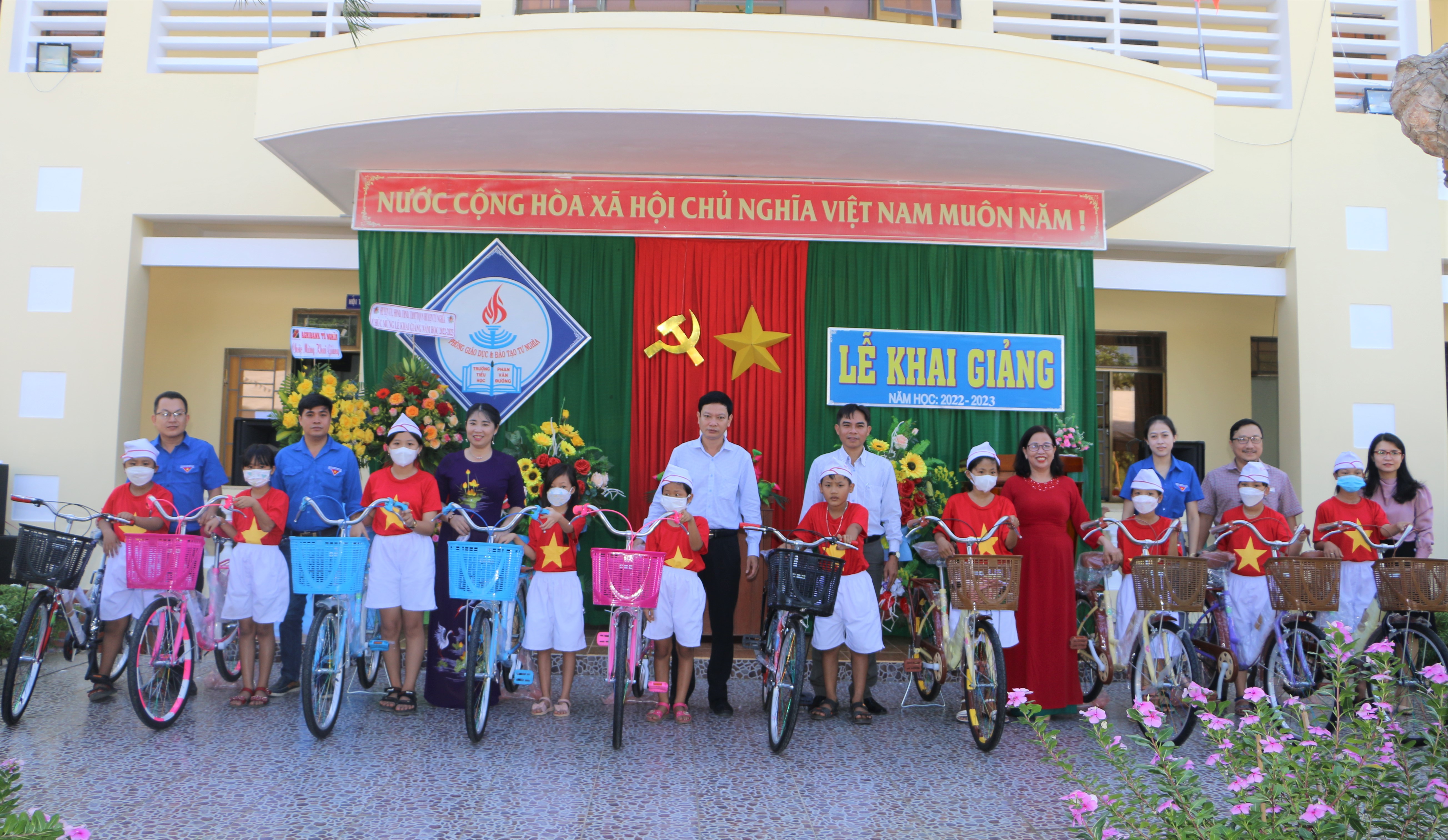 Sở Thông tin và Truyền thông trao tặng 10 xe đạp cho học sinh nhân dịp khai giảng năm học mới