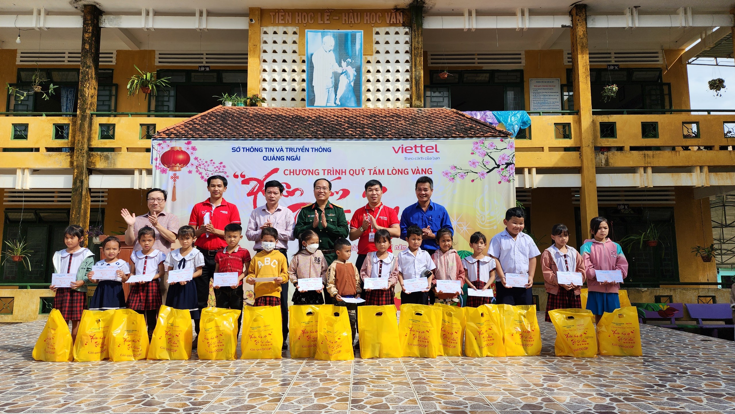 Thăm và tặng quà học sinh có hoàn cảnh khó khăn tại Trường Tiểu học số 1 Sơn Hạ, Huyện Sơn Hà