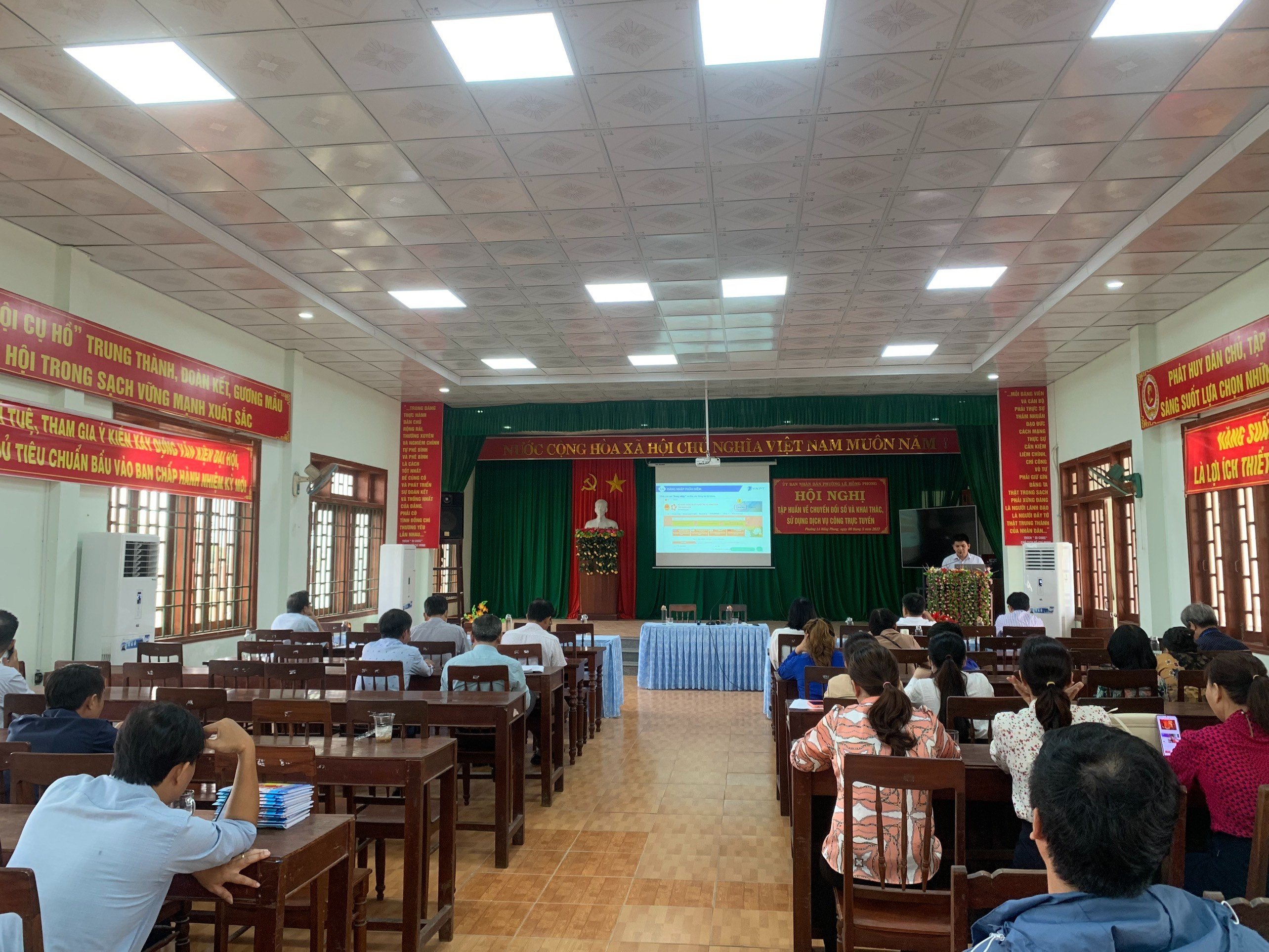 Hơn 100 thành viên Tổ công nghệ số cộng đồng của phường Lê Hồng Phong được tập huấn về chuyển đổi số