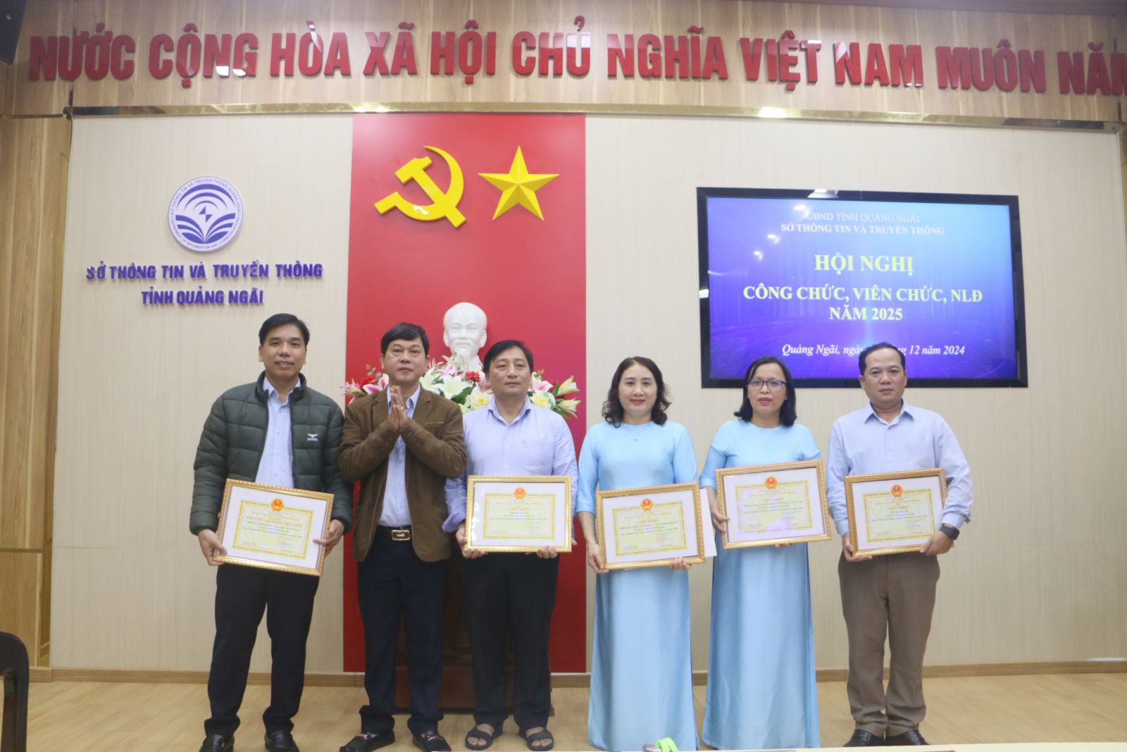 Ông Trần Thanh Trường tặng danh hiệu "Tập thể lao động tiên tiến" cho các phòng, đơn vị
