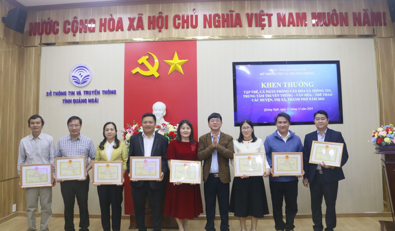 Tặng giấy khen của Giám đốc Sở Thông tin và Truyền thông cho các tập thể Phòng Văn hóa và Thông tin, Trung tâm Truyền thông - Văn hóa - Thể Thao các địa phương có thành tích xuất sắc trong phong trào thi đua lĩnh vực thông tin và truyền thông năm 2024